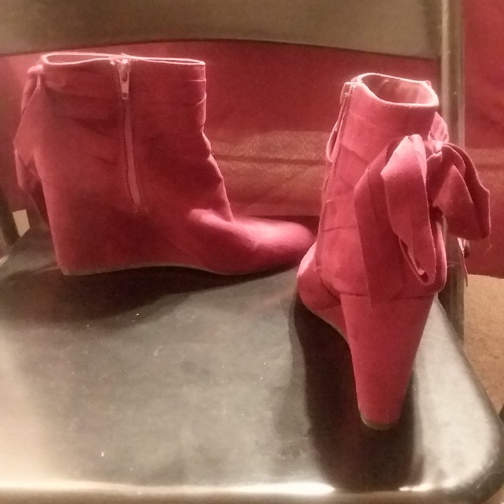 Burgundy womens size 8 shoes (RUNS SMALL LIKE A 7 to maybe a  7 1/2)